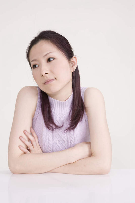 东方人,一个人,坐,笑,双手交叉,微笑,竖图,室内,白天,白色背景,正面,亚洲,仅一个年轻女性,仅一个女性,仅一个人,服装,注视,休闲装,黄种人,衣服,观察,看,休闲,休闲服,摄影,服饰,影棚,观看,察看,双手抱胸,关注,年轻女性,女人,女性,亚洲人,坐着,半身,彩图,影棚拍摄,拍摄