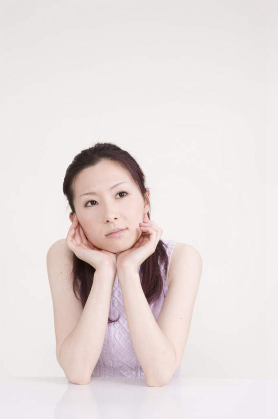 东方人,一个人,坐,笑,微笑,竖图,室内,白天,白色背景,正面,亚洲,仅一个年轻女性,仅一个女性,仅一个人,撑,服装,托腮,注视,休闲装,黄种人,衣服,观察,看,托,休闲,休闲服,摄影,服饰,影棚,观看,察看,关注,托下巴,年轻女性,女人,女性,亚洲人,坐着,半身,彩图,影棚拍摄,拍摄