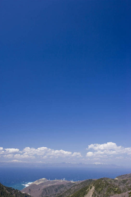 无人,竖图,室外,白天,正面,旅游,度假,海浪,海洋,美景,山,山脉,日本,亚洲,景观,浪花,山峰,水平线,海平线,山峦,娱乐,蓝色,蓝天,天空,自然,海水,群山,天,享受,休闲,景色,放松,晴朗,自然风光,海景,东亚,本州,万里无云,本州岛,日本国,青森,青森县,东北地方,大海,风浪,海,海水的波动,近岸浪,涌浪,晴空,晴空万里,彩图