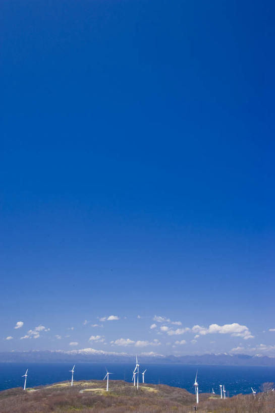 无人,竖图,室外,白天,正面,旅游,度假,农业,风力发电机,海浪,海洋,美景,山,山脉,风车,日本,亚洲,一排,许多,环保,整齐,电力,景观,浪花,山峰,云,云朵,山峦,云彩,娱乐,设备,排列,蓝色,白云,蓝天,天空,自然,海水,群山,天,享受,休闲,发电,机械,景色,放松,工业,能源,晴朗,资源,风力机,队列,自然风光,海景,利用,低碳,东亚,本州,本州岛,日本国,青森,青森县,东北地方,风力发电,大海,风浪,海,海水的波动,近岸浪,涌浪,晴空,彩图