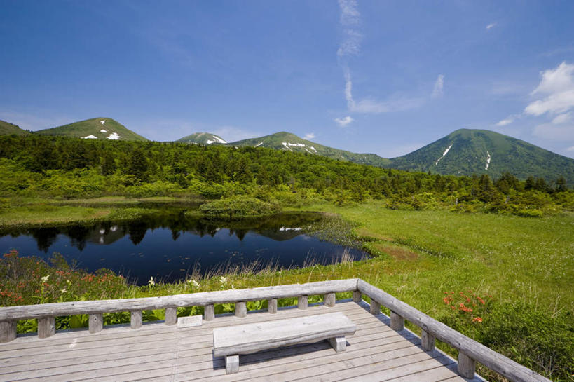 无人,栏杆,横图,室外,白天,正面,旅游,度假,草地,草坪,湖,湖泊,美景,山,山脉,树林,水,植物,椅子,日本,亚洲,阴影,光线,木制,影子,木椅,湖面,景观,山峰,水流,水面,云,云朵,围栏,山峦,云彩,娱乐,护栏,草,树,树木,蓝色,绿色,白云,蓝天,天空,阳光,自然,木制品,湖水,群山,天,享受,休闲,景色,放松,生长,晴朗,成长,自然风光,东亚,本州,本州岛,日本国,青森,青森县,东北地方,晴空,彩图