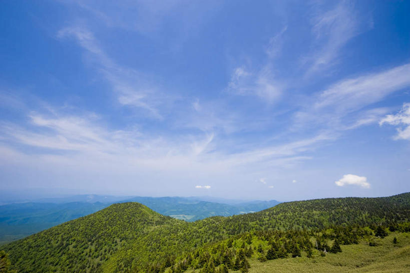无人,横图,室外,白天,正面,旅游,度假,美景,山,山脉,植物,阴影,光线,影子,景观,山峰,云,云朵,山峦,云彩,娱乐,树,树木,蓝色,绿色,白云,蓝天,天空,阳光,自然,群山,天,享受,休闲,景色,放松,生长,晴朗,成长,自然风光,晴空,彩图