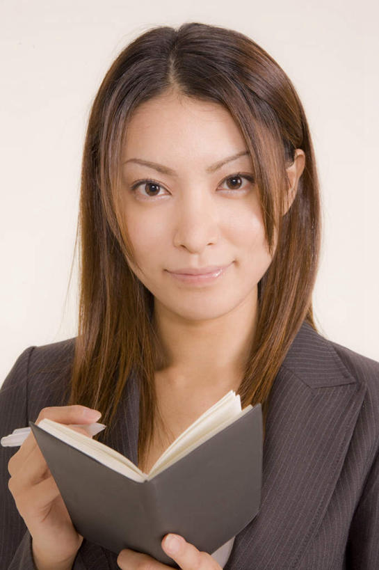 东方人,一个人,商务人士,商务女性,站,举,笑,微笑,竖图,室内,特写,白天,白色背景,正面,亚洲,仅一个年轻女性,仅一个女性,仅一个人,握,套装,笔,办公用品,记事本,圆珠笔,拿,拿着,注视,黄种人,文具,本子,笔记本,学习用品,观察,看,托,站着,握着,摄影,影棚,观看,文具用品,察看,关注,商务装,工薪阶层,年轻女性,女人,女性,亚洲人,白领,上班族,举起,举手,举着,向上举,向上伸,向上托,站立,半身,彩图,影棚拍摄,拍摄