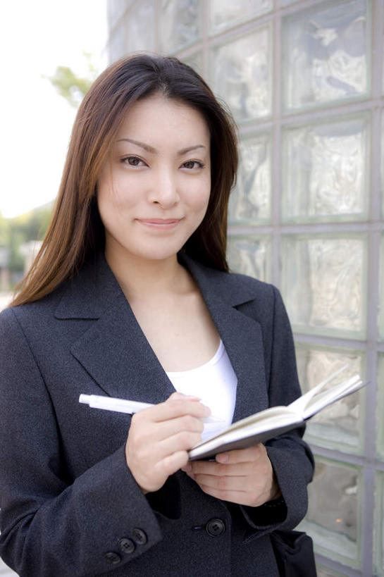 东方人,一个人,商务人士,商务女性,高楼大厦,站,笑,微笑,竖图,室外,白天,正面,办公楼,大厦,建筑,摩天大楼,写字楼,亚洲,仅一个年轻女性,仅一个女性,仅一个人,握,套装,记事本,拿,拿着,注视,黄种人,本子,笔记本,楼宇,观察,看,站着,商务楼,握着,观看,察看,关注,商务装,工薪阶层,年轻女性,女人,女性,亚洲人,白领,上班族,站立,半身,彩图,大楼,高层建筑,高楼,摩天楼