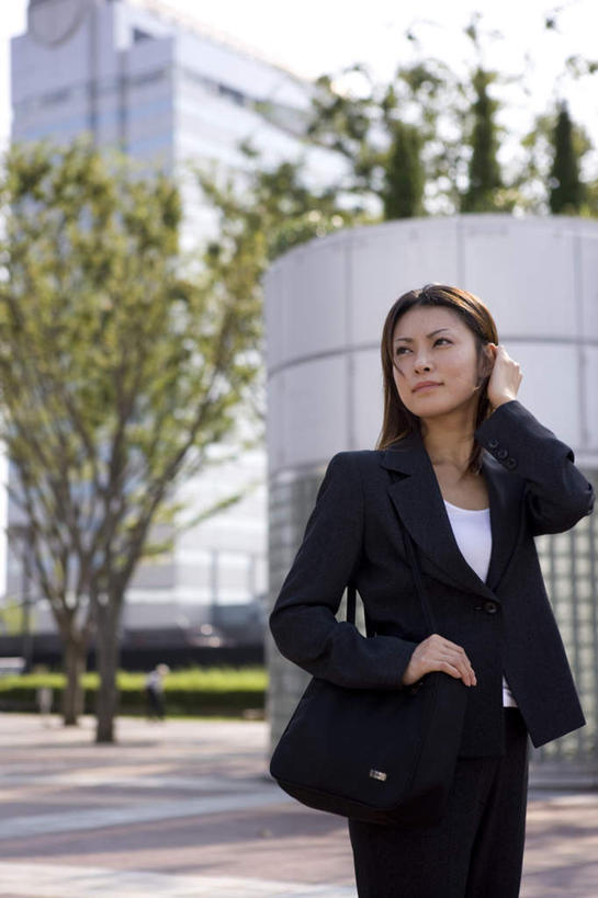 东方人,一个人,商务人士,商务女性,高楼大厦,站,摸,竖图,室外,白天,正面,办公楼,草地,草坪,树林,植物,大厦,建筑,摩天大楼,写字楼,亚洲,仅一个年轻女性,仅一个女性,仅一个人,抚摸,握,阴影,套装,光线,包,皮包,影子,拿,拿着,注视,黄种人,草,树,树木,一个,绿色,阳光,自然,楼宇,观察,看,站着,商务楼,握着,生长,单个,成长,观看,单肩包,察看,关注,商务装,工薪阶层,年轻女性,女人,女性,亚洲人,白领,上班族,触摸,接触,站立,半身,彩图,大楼,高层建筑,高楼,摩天楼