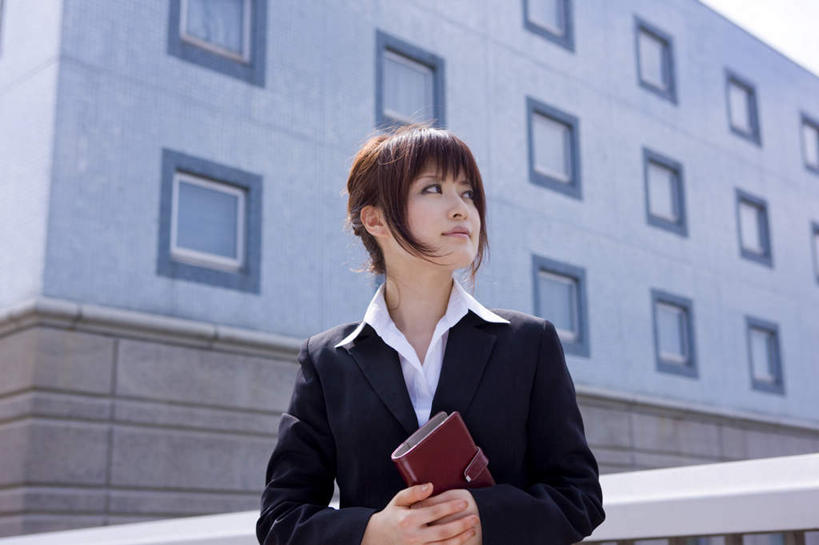 东方人,一个人,商务人士,商务女性,高楼大厦,站,横图,室外,白天,正面,办公楼,大厦,建筑,摩天大楼,写字楼,亚洲,仅一个年轻女性,仅一个女性,仅一个人,握,阴影,套装,光线,影子,记事本,拿,拿着,扭头,注视,黄种人,阳光,本子,笔记本,楼宇,观察,看,站着,转头,商务楼,握着,观看,察看,关注,商务装,工薪阶层,年轻女性,女人,女性,亚洲人,白领,上班族,站立,半身,彩图,大楼,高层建筑,高楼,摩天楼