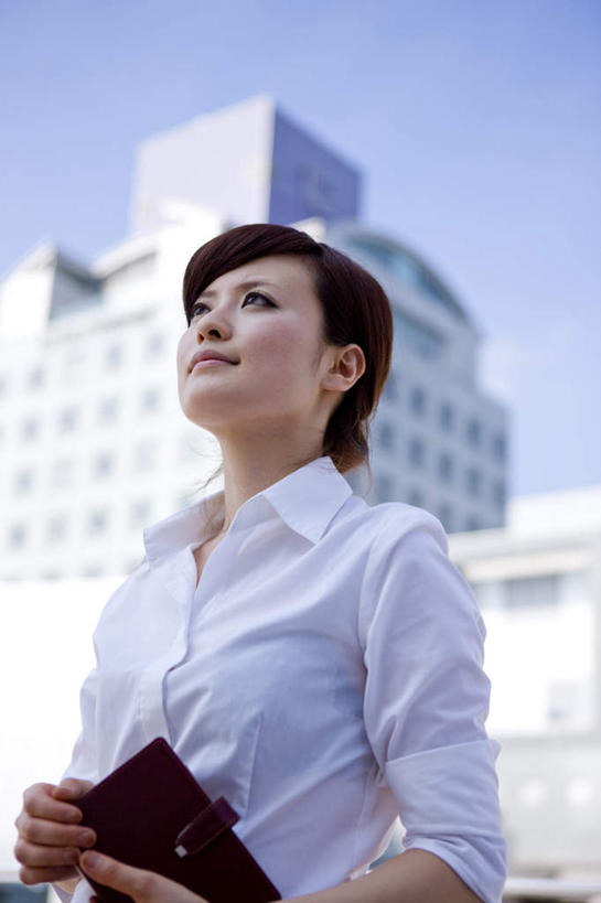 东方人,一个人,商务人士,商务女性,高楼大厦,站,竖图,室外,白天,仰视,办公楼,大厦,建筑,摩天大楼,写字楼,亚洲,仅一个年轻女性,仅一个女性,仅一个人,一本,握,阴影,套装,光线,影子,记事本,拿,拿着,注视,黄种人,蓝色,蓝天,天空,阳光,本子,笔记本,楼宇,天,观察,看,站着,商务楼,握着,晴朗,观看,察看,关注,商务装,工薪阶层,万里无云,年轻女性,女人,女性,亚洲人,白领,上班族,晴空,晴空万里,站立,半身,彩图,低角度拍摄,大楼,高层建筑,高楼,摩天楼