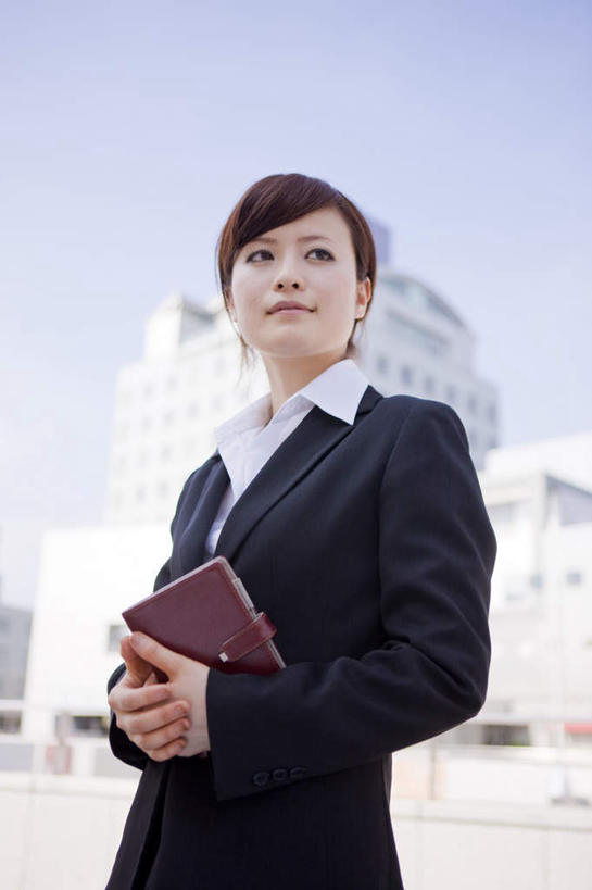 东方人,一个人,商务人士,商务女性,高楼大厦,站,笑,微笑,竖图,室外,白天,仰视,办公楼,大厦,建筑,摩天大楼,写字楼,亚洲,仅一个年轻女性,仅一个女性,仅一个人,握,套装,记事本,拿,拿着,注视,黄种人,蓝色,蓝天,天空,本子,笔记本,楼宇,天,观察,看,站着,商务楼,握着,晴朗,观看,察看,关注,商务装,工薪阶层,万里无云,年轻女性,女人,女性,亚洲人,白领,上班族,晴空,晴空万里,站立,半身,彩图,低角度拍摄,大楼,高层建筑,高楼,摩天楼