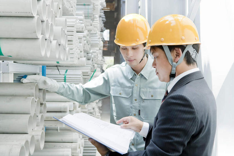 东方人,两个人,同事,商务人士,商务男性,工厂,站,说,横图,室内,白天,正面,衬衫,讨论,成功,合作,团队,集体,信心,建材,帽子,亚洲,两顶,一堆,许多,握,堆叠,堆积,套装,材料,档案,头盔,文件,拿,拿着,注视,黄种人,队伍,黄色,安全帽,资料,观察,看,站着,钢管,握着,观看,堆,察看,领导,成就,关注,文档,商务装,合伙,领袖,工薪阶层,交流,男人,男性,年轻男性,亚洲人,白领,上班族,沟通,讲话,交谈,商讨,说话,谈话,站立,半身,彩图,衬衣,工地,制造厂