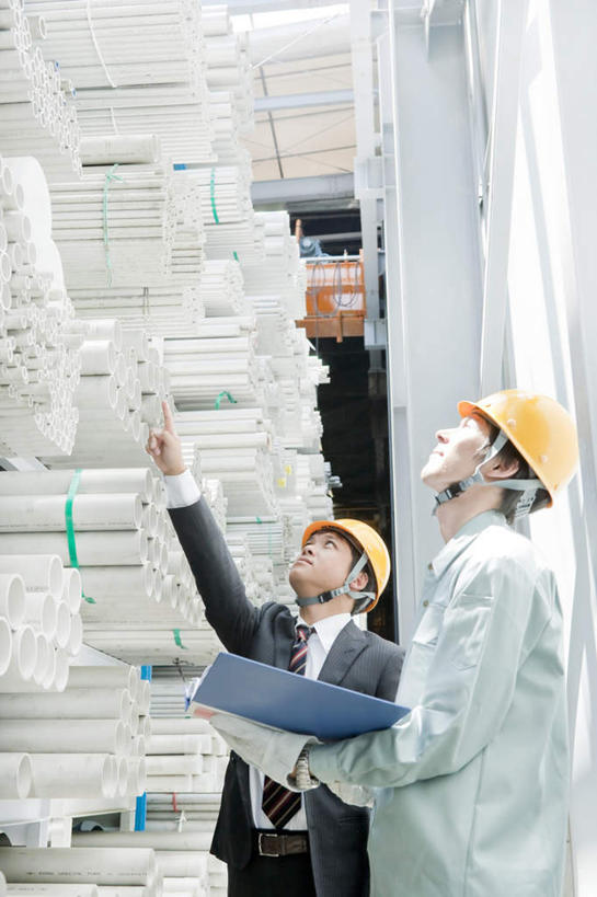 东方人,两个人,同事,商务人士,商务男性,工厂,站,举,竖图,室内,白天,正面,衬衫,成功,合作,团队,集体,信心,建材,帽子,亚洲,两顶,一堆,许多,握,指,堆叠,堆积,套装,头盔,拿,拿着,注视,黄种人,方向,队伍,黄色,安全帽,观察,看,手势,托,站着,钢管,握着,观看,堆,察看,领导,指向,食指,成就,关注,商务装,合伙,领袖,工薪阶层,男人,男性,年轻男性,亚洲人,白领,上班族,举起,举手,举着,抬头,向上举,向上伸,向上托,仰头,站立,半身,彩图,衬衣,工地,制造厂