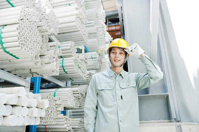 东方人,一个人,机修工,工厂,站,举,笑,微笑,露齿笑,横图,室内,白天,正面,工作服,制服,建材,帽子,亚洲,仅一个男性,仅一个人,一堆,许多,堆叠,堆积,头盔,注视,黄种人,工人,仅一个年轻男性,黄色,安全帽,观察,看,托,站着,钢管,观看,堆,察看,关注,一顶,工作制服,男人,男性,年轻男性,亚洲人,机械师,机修工人,举起,举手,举着,向上举,向上伸,向上托,站立,半身,彩图,工作套服,工地,制造厂