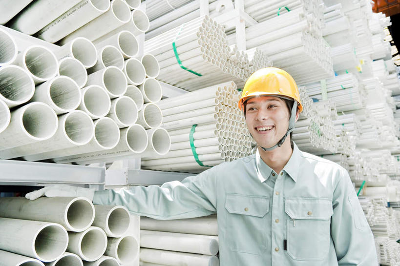 东方人,一个人,机修工,工厂,站,笑,微笑,露齿笑,横图,室内,白天,正面,工作服,制服,建材,帽子,亚洲,仅一个男性,仅一个人,一堆,许多,堆叠,堆积,头盔,注视,黄种人,工人,仅一个年轻男性,黄色,安全帽,观察,看,站着,钢管,搭,观看,堆,察看,搭着,关注,一顶,工作制服,男人,男性,年轻男性,亚洲人,机械师,机修工人,站立,半身,彩图,工作套服,工地,制造厂