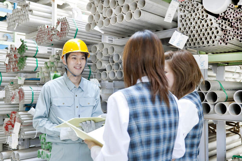 东方人,背部,三个人,同事,商务人士,机修工,商务男性,商务女性,工厂,站,捧,笑,说,微笑,露齿笑,横图,室内,白天,正面,工作服,衬衫,制服,讨论,成功,合作,团队,集体,信心,帽子,亚洲,握,套装,材料,档案,头盔,文件,拿,拿着,注视,黄种人,队伍,相视,工人,安全帽,资料,观察,看,站着,面对面,握着,观看,对视,察看,领导,成就,关注,文档,相对,商务装,合伙,领袖,工薪阶层,相看,一顶,工作制服,交流,男人,男性,年轻男性,年轻女性,女人,女性,亚洲人,白领,机械师,机修工人,上班族,端,端着,沟通,讲话,交谈,捧着,商讨,手捧,说话,谈话,站立,半身,彩图,衬衣,工作套服,工地,制造厂