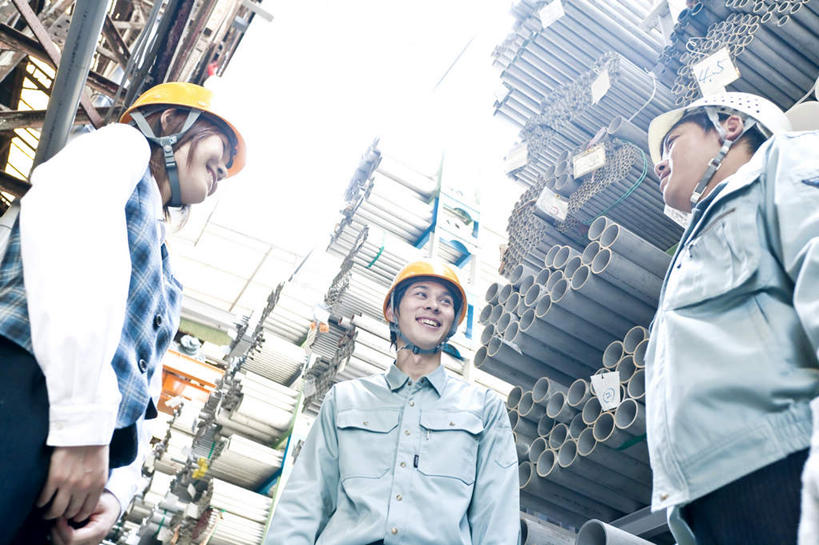 东方人,三个人,同事,商务人士,机修工,商务男性,商务女性,站,笑,说,微笑,露齿笑,横图,室内,白天,仰视,工作服,衬衫,制服,讨论,成功,合作,团队,集体,信心,建材,帽子,亚洲,一堆,许多,堆叠,堆积,套装,头盔,注视,黄种人,队伍,相视,工人,黄色,白色,安全帽,观察,看,站着,面对面,钢管,观看,堆,对视,察看,领导,成就,关注,相对,商务装,合伙,领袖,工薪阶层,相看,三顶,工作制服,交流,男人,男性,年轻男性,年轻女性,女人,女性,亚洲人,白领,机械师,机修工人,上班族,沟通,讲话,交谈,商讨,说话,谈话,站立,半身,彩图,低角度拍摄,衬衣,工作套服