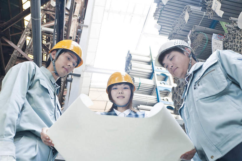 东方人,三个人,同事,商务人士,机修工,商务男性,商务女性,工厂,站,笑,微笑,露齿笑,横图,室内,白天,仰视,工作服,衬衫,制服,成功,合作,团队,集体,信心,建材,帽子,亚洲,一堆,许多,握,堆叠,堆积,套装,头盔,图纸,设计图,拿,拿着,注视,黄种人,队伍,工人,黄色,白色,安全帽,低头,观察,看,站着,钢管,握着,观看,堆,察看,领导,成就,关注,商务装,合伙,领袖,工程图,草图,蓝图,工薪阶层,三顶,工作制服,男人,男性,年轻男性,年轻女性,女人,女性,亚洲人,白领,机械师,机修工人,上班族,设计,站立,半身,彩图,低角度拍摄,衬衣,工作套服,工地,制造厂