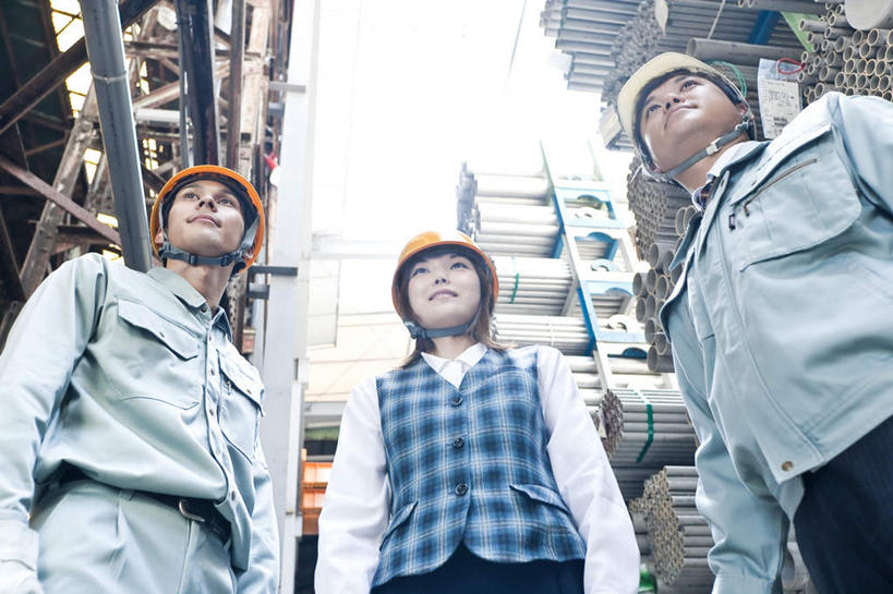 东方人,三个人,同事,商务人士,机修工,商务男性,商务女性,工厂,站,笑,微笑,露齿笑,横图,室内,白天,仰视,工作服,衬衫,制服,成功,合作,团队,集体,信心,建材,帽子,亚洲,一堆,许多,堆叠,堆积,套装,头盔,注视,黄种人,队伍,工人,黄色,白色,安全帽,观察,看,站着,钢管,观看,堆,察看,领导,成就,关注,商务装,合伙,领袖,工薪阶层,三顶,工作制服,男人,男性,年轻男性,年轻女性,女人,女性,亚洲人,白领,机械师,机修工人,上班族,站立,半身,彩图,低角度拍摄,衬衣,工作套服,工地,制造厂