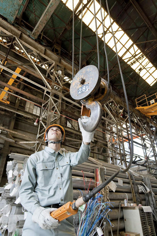 东方人,一个人,机修工,工厂,站,笑,微笑,露齿笑,竖图,室内,白天,仰视,工作服,制服,帽子,金属制品,亚洲,仅一个男性,仅一个人,金属,头盔,注视,黄种人,工人,仅一个年轻男性,一个,黄色,安全帽,遥控器,观察,看,站着,单个,观看,吊钩,察看,关注,一顶,工作制服,货钩,男人,男性,年轻男性,亚洲人,机械师,机修工人,站立,半身,彩图,低角度拍摄,工作套服,工地,制造厂