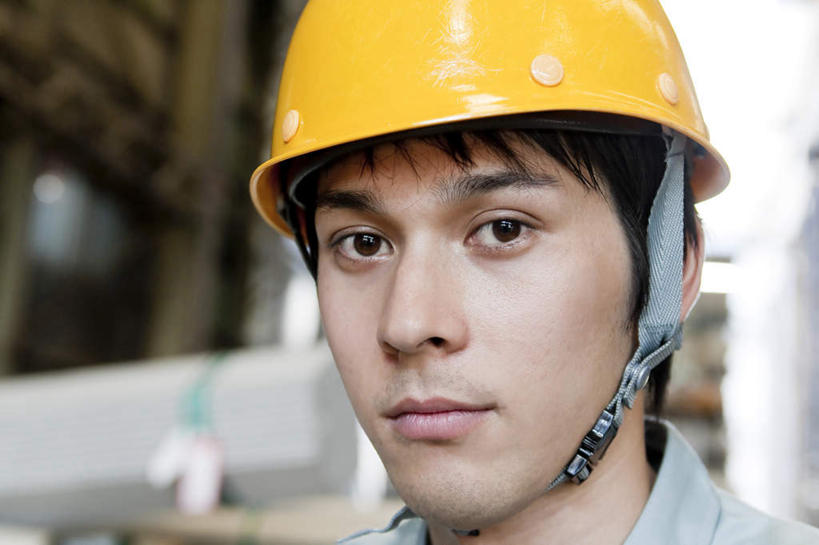 东方人,脸,头,脸颊,一个人,机修工,工厂,站,笑,微笑,露齿笑,横图,室内,特写,白天,正面,工作服,制服,帽子,亚洲,仅一个男性,仅一个人,头盔,注视,黄种人,工人,仅一个年轻男性,黄色,安全帽,观察,看,站着,观看,察看,关注,一顶,工作制服,男人,男性,年轻男性,亚洲人,头部,脸部,脸蛋,面部,机械师,机修工人,站立,半身,彩图,工作套服,工地,制造厂