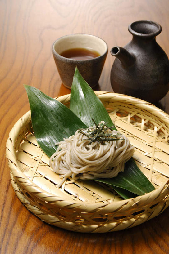 面食,面条,无人,竖图,俯视,室内,特写,白天,餐桌,桌面,桌子,静物,杯子,叶子,托盘,一堆,堆叠,堆积,陶瓷,面,绿叶,陶瓷制品,拉面,酒瓶,一个,瓶子,水杯,嫩叶,摄影,藤编,荞麦面,影棚,单个,餐台,堆,叶,叶片,茶杯,彩图,高角度拍摄,影棚拍摄,拍摄,清酒瓶