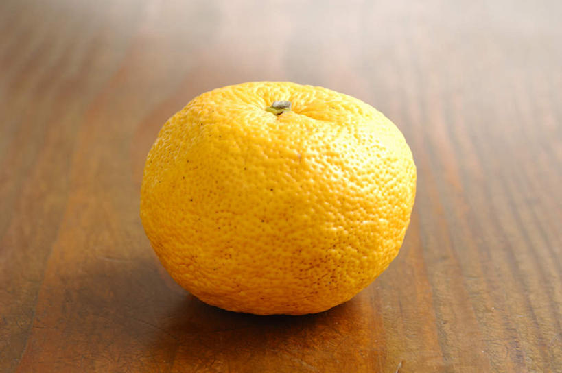 无人,横图,俯视,室内,特写,白天,餐桌,桌面,桌子,柑橘,水果,新鲜,生食,食品,果实,食物,一个,黄色,摄影,有机食品,绿色食品,影棚,单个,餐台,橘子,桔子,橙子,橙,彩图,高角度拍摄,影棚拍摄,拍摄