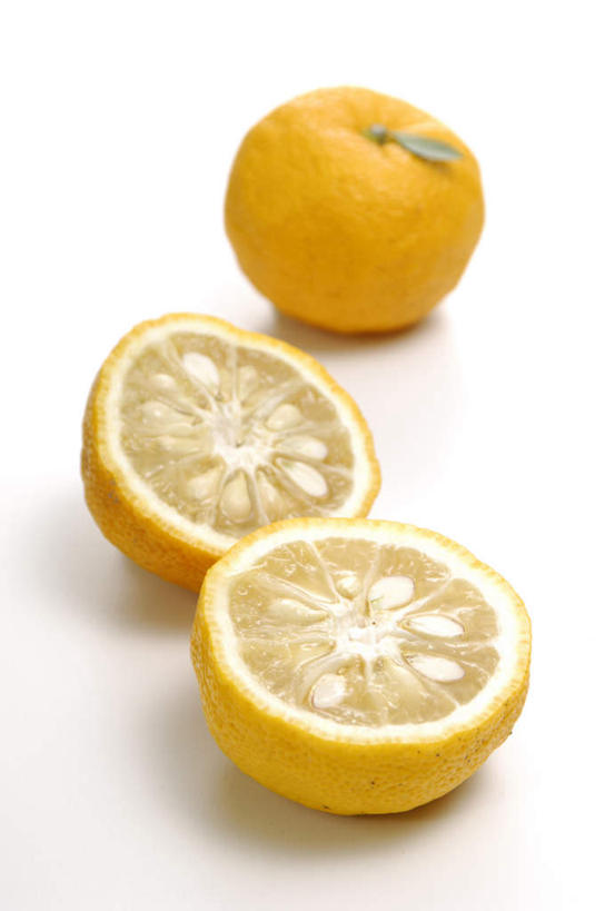 无人,竖图,俯视,室内,特写,白天,餐桌,桌面,桌子,柑橘,水果,切开,新鲜,生食,食品,果实,食物,两个,切,摄影,有机食品,绿色食品,影棚,餐台,剖面,切面,橘子,桔子,橙子,橙,彩图,高角度拍摄,影棚拍摄,拍摄