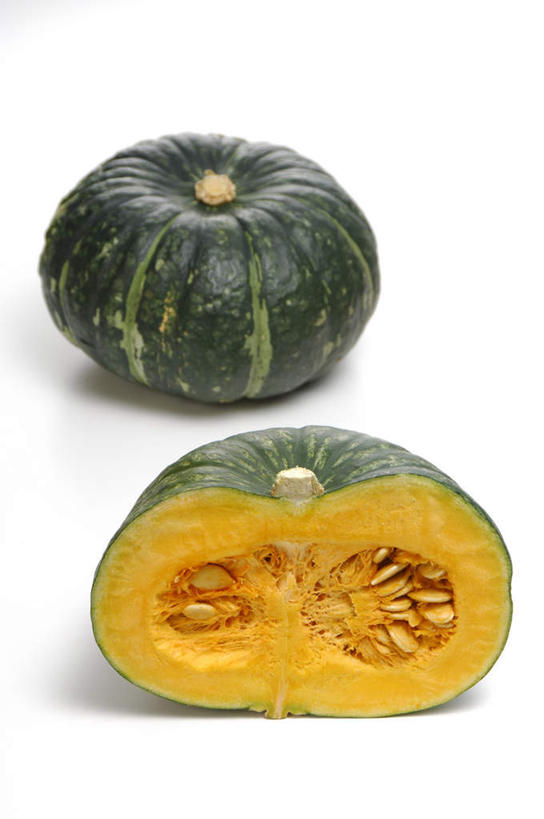 无人,竖图,俯视,室内,特写,白天,白色背景,餐桌,桌面,桌子,南瓜,蔬菜,切开,新鲜,金瓜,食品,番瓜,食物,两个,切,摄影,有机食品,绿色食品,影棚,餐台,麦瓜,倭瓜,剖面,切面,彩图,高角度拍摄,影棚拍摄,拍摄