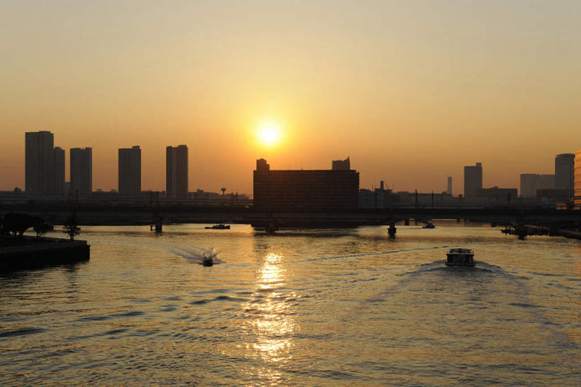 帆船,无人,高楼大厦,横图,室外,白天,正面,度假,美景,日落,城市风光,城市,大厦,建筑,摩天大楼,船,东京,日本,亚洲,一艘,阴影,波纹,飞溅,溅,光线,木板,液体,影子,景观,水滴,晚霞,霞光,桥,木桥,娱乐,建设,栈桥,水珠,水纹,阳光,黄昏,船尾波,交通工具,波浪,享受,休闲,景色,彩霞,放松,人行桥,木板桥,喷洒,载具,东亚,本州,关东地方,本州岛,日本国,东京都,隅田川,夕阳,彩图,大楼,高层建筑,高楼,摩天楼