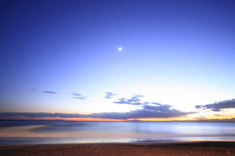 无人,横图,室外,夜晚,正面,旅游,度假,海浪,海洋,美景,日本,亚洲,景观,浪花,水平线,月亮,辽阔,海平线,月光,娱乐,蓝色,蓝天,天空,自然,海水,天,享受,休闲,广阔,景色,放松,晴朗,一望无际,明亮,自然风光,海景,东亚,万里无云,日本国,皎洁,无边无际,一马平川,大海,风浪,海,海水的波动,近岸浪,涌浪,晴空,晴空万里,彩图,水天相接,水天一线,一轮