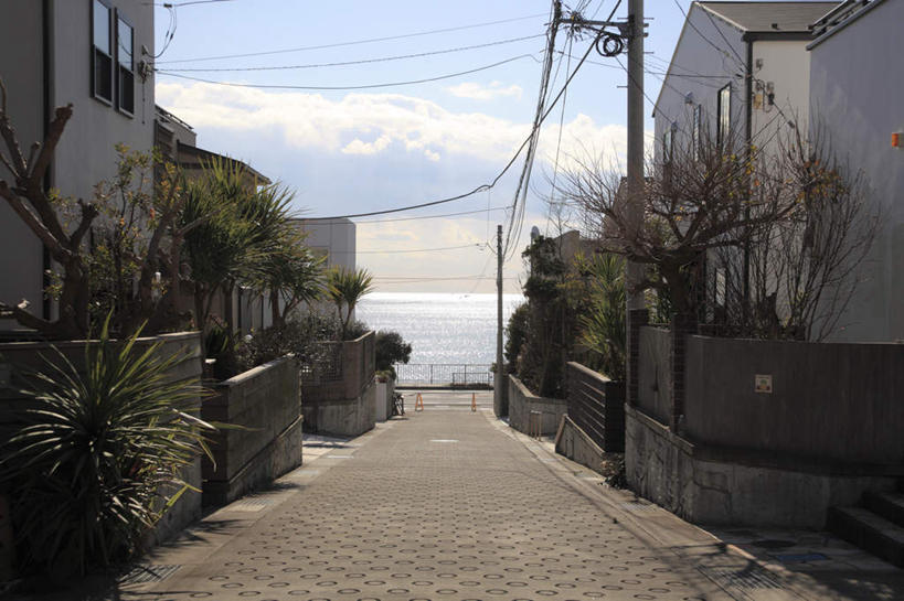 无人,栏杆,横图,室外,白天,正面,旅游,度假,海浪,海洋,美景,植物,道路,路,公路,神奈川,日本,亚洲,阴影,电力,光线,电线,电线杆,线,影子,景观,浪花,水平线,云,云朵,围栏,辽阔,电能,交通,海平线,神奈川县,线路,云彩,娱乐,护栏,树,树木,蓝色,绿色,白云,蓝天,天空,阳光,自然,海水,天,享受,休闲,广阔,景色,放松,生长,晴朗,成长,电,一望无际,电源,自然风光,能量,海景,东亚,镰仓,本州,关东地方,本州岛,日本国,无边无际,一马平川,大海,风浪,海,海水的波动,近岸浪,涌浪,晴空,马路,彩图,水天相接,水天一线