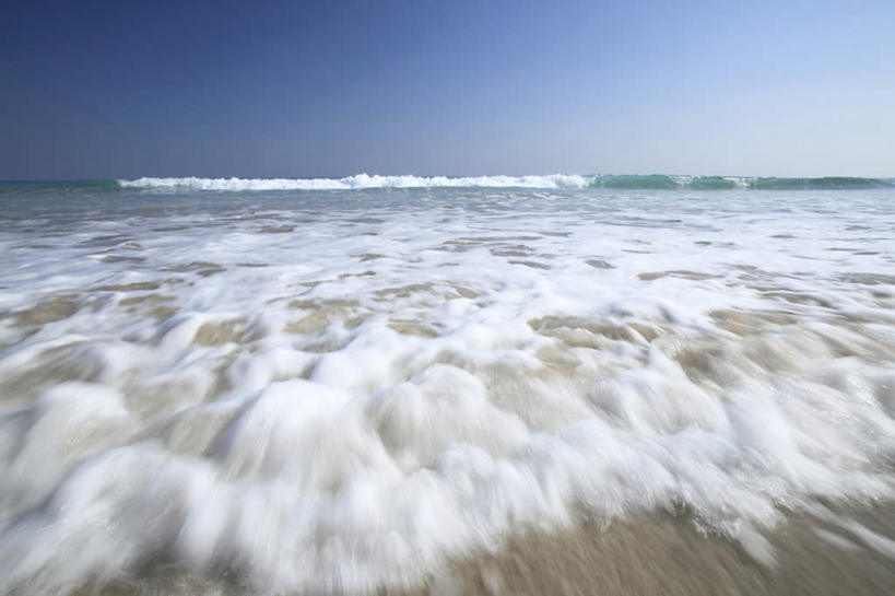 无人,横图,室外,白天,正面,海浪,海洋,沙滩,沙子,海岸,浪花,水平线,辽阔,海平线,沙地,蓝色,蓝天,天空,海水,天,广阔,晴朗,一望无际,海景,万里无云,无边无际,一马平川,大海,风浪,海,海水的波动,海滩,近岸浪,涌浪,晴空,晴空万里,彩图,水天相接,水天一线