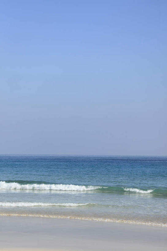 无人,竖图,室外,白天,正面,海浪,海洋,沙滩,沙子,海岸,浪花,水平线,辽阔,海平线,沙地,蓝色,蓝天,天空,海水,天,广阔,晴朗,一望无际,海景,万里无云,无边无际,一马平川,大海,风浪,海,海水的波动,海滩,近岸浪,涌浪,晴空,晴空万里,彩图,水天相接,水天一线