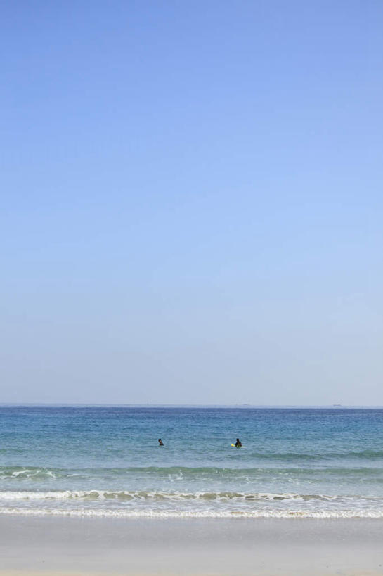 无人,竖图,室外,白天,正面,海浪,海洋,沙滩,沙子,海岸,浪花,水平线,辽阔,海平线,沙地,蓝色,蓝天,天空,海水,天,广阔,晴朗,一望无际,海景,万里无云,无边无际,一马平川,大海,风浪,海,海水的波动,海滩,近岸浪,涌浪,晴空,晴空万里,彩图,水天相接,水天一线