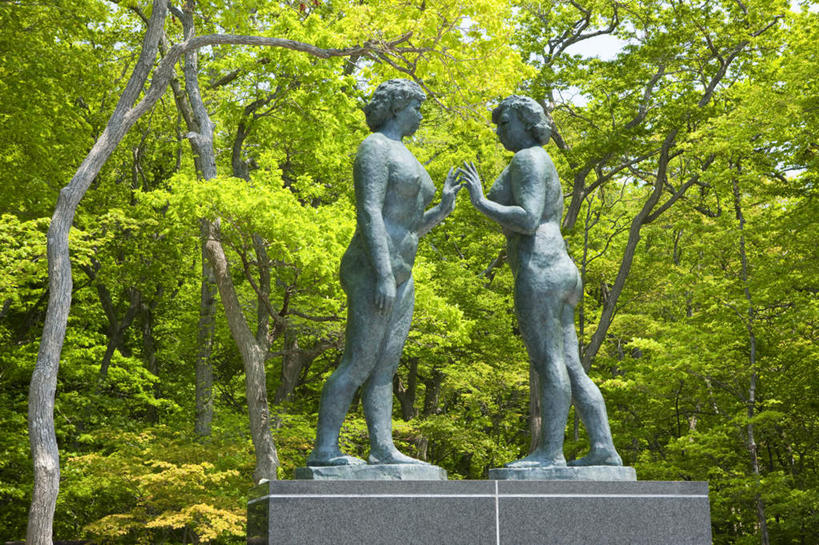 东方人,无人,两个人,站,横图,室外,白天,正面,旅游,度假,美景,树林,植物,雕塑,日本,亚洲,艺术,装饰,雕刻,雕像,景观,黄种人,娱乐,相视,树,树木,绿色,自然,工艺品,站着,享受,休闲,面对面,景色,放松,生长,成长,纪念,对视,美术,自然风光,主题,相对,陈列,东亚,本州,相看,本州岛,日本国,青森,青森县,东北地方,功能,美学,年轻女性,女人,女性,亚洲人,站立,彩图,全身