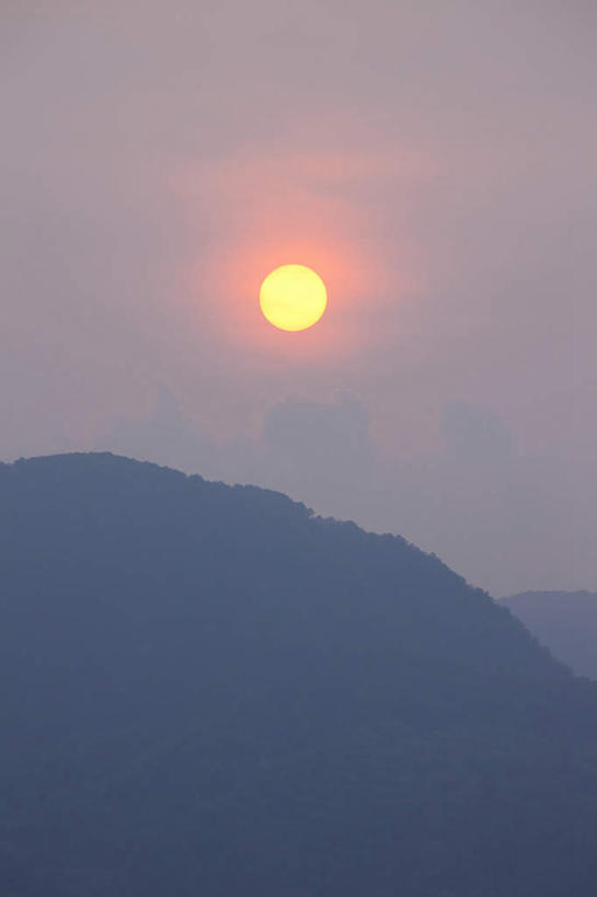 无人,竖图,室外,白天,仰视,旅游,度假,美景,日落,山,山脉,树林,植物,日本,亚洲,景观,山峰,晚霞,霞光,山峦,娱乐,树,树木,蓝色,绿色,蓝天,天空,自然,黄昏,群山,天,享受,休闲,景色,彩霞,放松,生长,晴朗,成长,自然风光,东亚,本州,万里无云,本州岛,日本国,青森,青森县,东北地方,晴空,晴空万里,夕阳,彩图,低角度拍摄