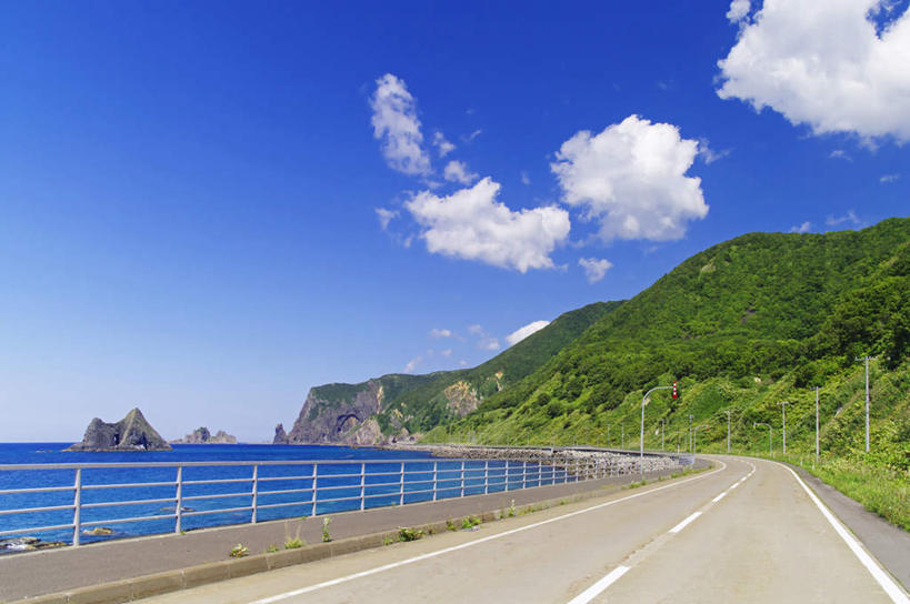 无人,栏杆,横图,室外,白天,正面,旅游,度假,海浪,海洋,礁石,石头,美景,道路,路,公路,北海道,日本,亚洲,石子,景观,浪花,水平线,云,云朵,围栏,辽阔,分界线,停车线,交通,海平线,云彩,娱乐,护栏,蓝色,白云,蓝天,天空,自然,海水,天,享受,休闲,广阔,景色,放松,晴朗,车行道,车行道分界线,一望无际,自然风光,标线,海景,东亚,车行线,日本国,北海道地方,北海道岛,无边无际,一马平川,大海,风浪,海,海水的波动,礁,近岸浪,石块,岩石,涌浪,晴空,马路,彩图,水天相接,水天一线