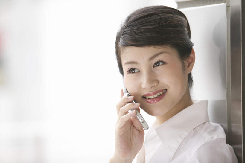 东方人,一个人,商务人士,商务女性,站,举,笑,打电话,微笑,露齿笑,横图,室内,白天,正面,电话,手机,亚洲,仅一个年轻女性,仅一个女性,仅一个人,握,套装,朦胧,模糊,拿,拿着,注视,黄种人,通讯设备,一个,观察,看,托,站着,握着,单个,观看,察看,关注,商务装,工薪阶层,交流,年轻女性,女人,女性,亚洲人,白领,上班族,沟通,举起,举手,举着,通话,向上举,向上伸,向上托,站立,半身,彩图