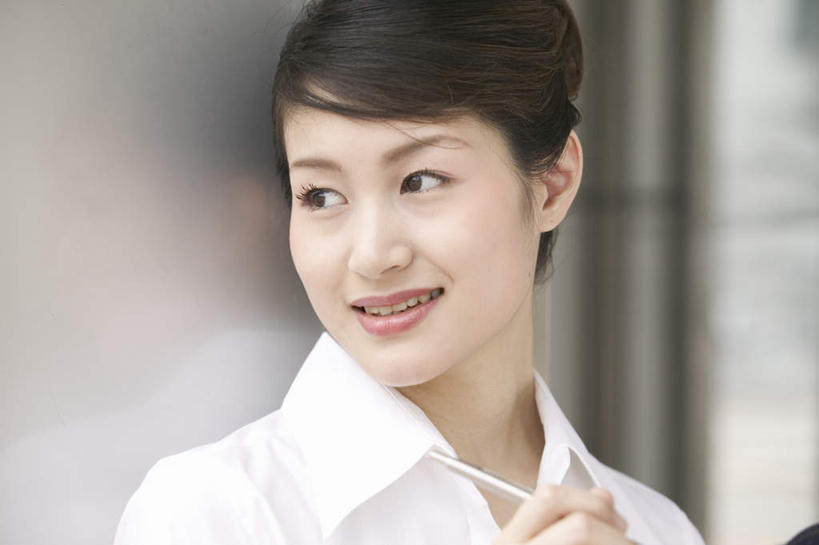 东方人,脸,头,脸颊,一个人,商务人士,商务女性,站,笑,微笑,露齿笑,横图,室内,特写,白天,正面,亚洲,仅一个年轻女性,仅一个女性,仅一个人,套装,朦胧,模糊,扭头,注视,黄种人,观察,看,站着,转头,观看,察看,关注,商务装,工薪阶层,年轻女性,女人,女性,亚洲人,头部,脸部,脸蛋,面部,白领,上班族,站立,半身,彩图