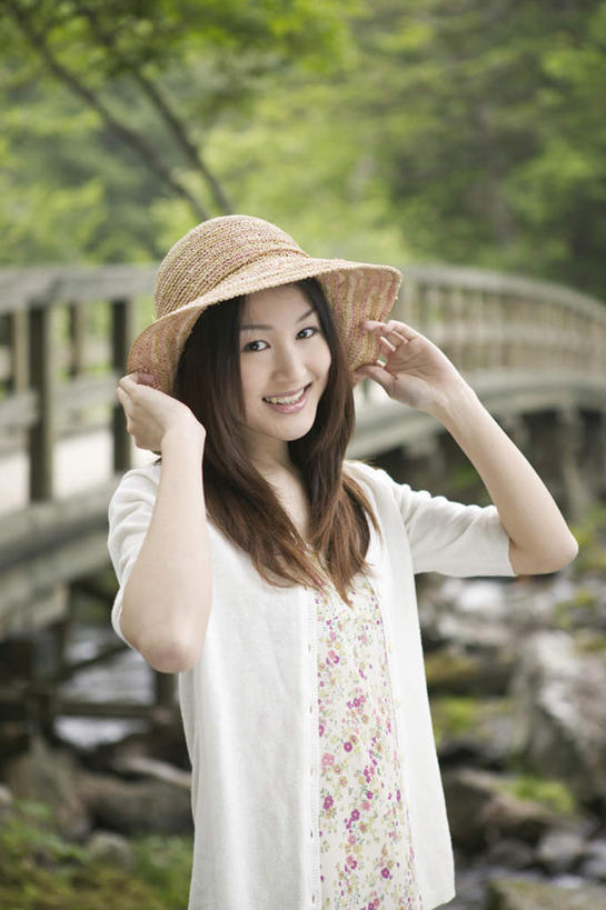 东方人,脸,头,脸颊,一个人,站,竖图,室外,特写,白天,正面,森林,树林,植物,帽子,亚洲,仅一个年轻女性,仅一个女性,仅一个人,服装,草帽,木板,桥,木桥,拿,拿着,注视,休闲装,黄种人,栈桥,树,树木,衣服,绿色,黑色,自然,观察,看,站着,休闲,休闲服,服饰,生长,成长,观看,人行桥,木板桥,察看,关注,年轻女性,女人,女性,亚洲人,头部,长发,脸部,脸蛋,面部,站立,半身,彩图