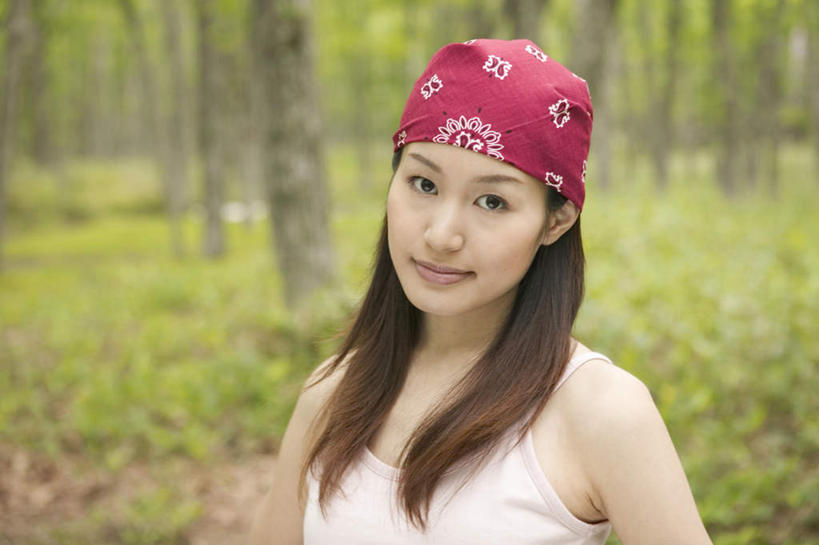 东方人,一个人,站,横图,室外,白天,正面,草地,草坪,森林,树林,植物,亚洲,仅一个年轻女性,仅一个女性,仅一个人,花纹,服装,装饰,头巾,图案,注视,休闲装,黄种人,草,树,树木,衣服,红色,绿色,黑色,自然,观察,看,站着,休闲,休闲服,服饰,生长,成长,观看,华丽,修饰,点缀,察看,关注,衬托,美观,雅致,雅观,年轻女性,女人,女性,亚洲人,长发,站立,半身,彩图