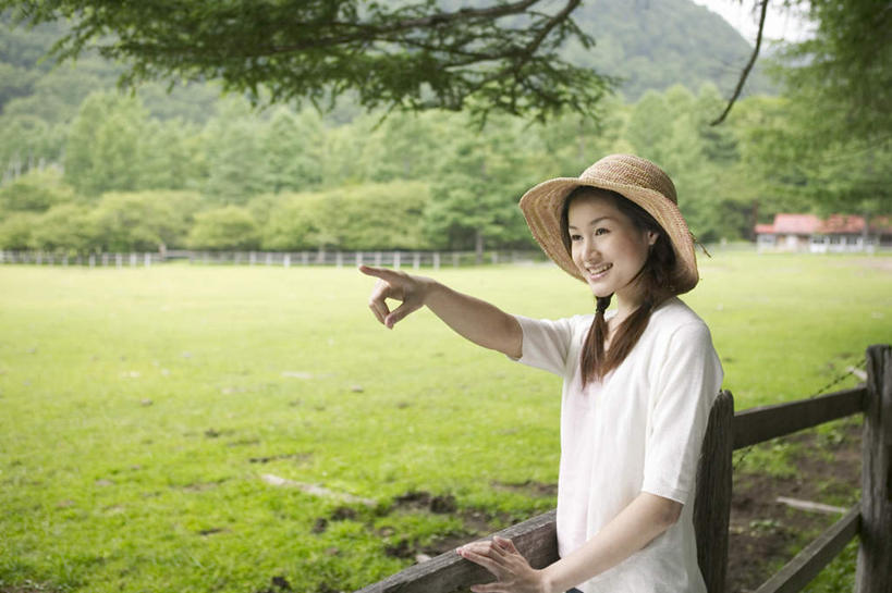 东方人,一个人,站,横图,室外,白天,正面,草地,草坪,森林,树林,植物,帽子,亚洲,仅一个年轻女性,仅一个女性,仅一个人,指,服装,草帽,注视,休闲装,黄种人,方向,草,树,树木,衣服,绿色,黑色,自然,观察,看,手势,站着,休闲,休闲服,服饰,生长,成长,观看,察看,指向,食指,关注,年轻女性,女人,女性,亚洲人,长发,站立,半身,彩图