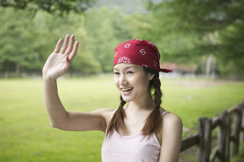 东方人,一个人,站,举,横图,室外,白天,正面,草地,草坪,森林,树林,植物,亚洲,仅一个年轻女性,仅一个女性,仅一个人,花纹,服装,装饰,头巾,图案,注视,吊带衫,休闲装,黄种人,草,树,树木,衣服,红色,绿色,白色,黑色,自然,观察,看,托,站着,休闲,休闲服,服饰,生长,成长,观看,华丽,修饰,点缀,察看,关注,衬托,美观,雅致,雅观,年轻女性,女人,女性,亚洲人,长发,举起,举手,举着,向上举,向上伸,向上托,站立,半身,彩图