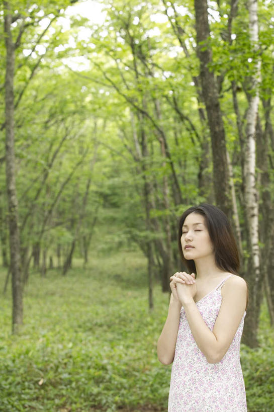 东方人,一个人,站,闭眼,笑,双手交叉,微笑,竖图,室外,白天,正面,裙子,草地,草坪,森林,树林,植物,亚洲,仅一个年轻女性,仅一个女性,仅一个人,花纹,连衣裙,装饰,图案,注视,黄种人,草,树,树木,绿色,黑色,自然,观察,看,站着,生长,成长,观看,吊带裙,华丽,修饰,点缀,察看,双手抱胸,关注,衬托,美观,雅致,雅观,年轻女性,女人,女性,亚洲人,长发,闭眼睛,闭着眼,闭着眼睛,站立,半身,彩图
