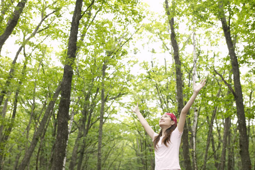 东方人,一个人,站,举,横图,室外,白天,仰视,亚洲,仅一个年轻女性,仅一个女性,仅一个人,服装,头巾,注视,休闲装,黄种人,衣服,红色,黑色,观察,看,托,站着,休闲,休闲服,服饰,观看,察看,关注,年轻女性,女人,女性,亚洲人,长发,举起,举手,举着,向上举,向上伸,向上托,站立,半身,彩图,低角度拍摄
