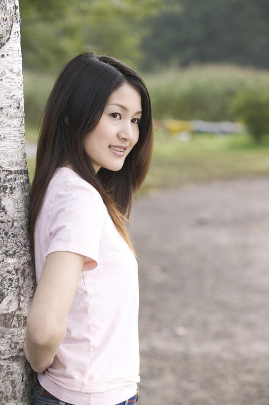 东方人,一个人,站,竖图,室外,白天,侧面,植物,道路,路,公路,亚洲,仅一个年轻女性,仅一个女性,仅一个人,服装,交通,注视,休闲装,黄种人,树,树木,衣服,绿色,黑色,自然,观察,看,站着,休闲,休闲服,服饰,生长,成长,观看,察看,关注,背手,年轻女性,女人,女性,亚洲人,长发,马路,站立,半身,彩图