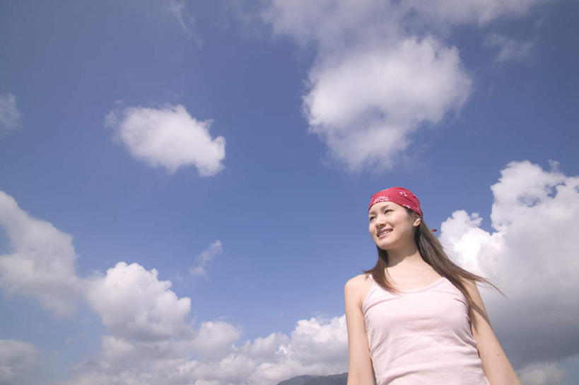 东方人,一个人,站,笑,微笑,露齿笑,横图,室外,白天,仰视,T恤衫,亚洲,仅一个年轻女性,仅一个女性,仅一个人,阴影,服装,光线,头巾,影子,斑点,云,云朵,T恤,云彩,注视,休闲装,黄种人,衣服,红色,蓝色,黑色,白云,蓝天,天空,阳光,天,观察,看,站着,休闲,休闲服,服饰,晴朗,观看,察看,关注,年轻女性,女人,女性,亚洲人,长发,晴空,站立,半身,彩图,低角度拍摄