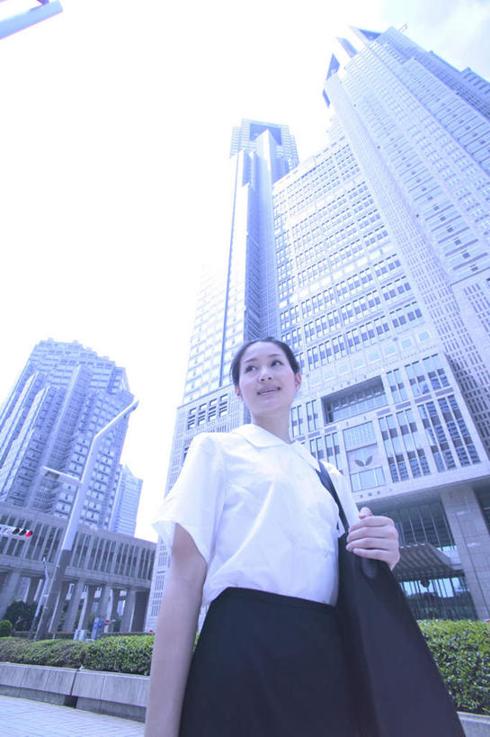 东方人,一个人,商务人士,商务女性,高楼大厦,站,笑,微笑,竖图,室外,白天,仰视,大厦,建筑,摩天大楼,亚洲,仅一个年轻女性,仅一个女性,仅一个人,阴影,套装,光线,影子,注视,黄种人,阳光,观察,看,站着,观看,察看,关注,商务装,工薪阶层,年轻女性,女人,女性,亚洲人,白领,上班族,站立,半身,彩图,低角度拍摄,大楼,高层建筑,高楼,摩天楼