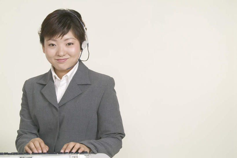 东方人,脸,头,脸颊,一个人,商务人士,商务女性,坐,笑,微笑,横图,室内,特写,白天,白色背景,正面,衬衫,亚洲,仅一个年轻女性,仅一个女性,仅一个人,敲打,套装,墙,注视,黄种人,输入,墙壁,墙面,黑色,打字,观察,看,摄影,影棚,观看,点击,敲击,察看,关注,商务装,工薪阶层,按键,年轻女性,亚洲人,年轻人,头部,脸部,脸蛋,面部,白领,上班族,坐着,半身,彩图,影棚拍摄,衬衣,拍摄,短发