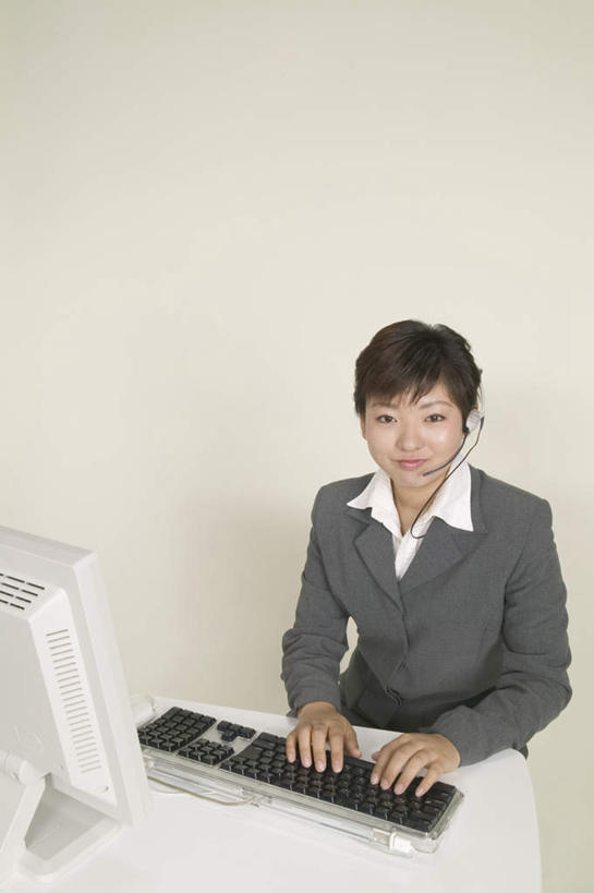 东方人,一个人,商务人士,商务女性,坐,笑,微笑,竖图,俯视,室内,白天,白色背景,衬衫,亚洲,仅一个年轻女性,仅一个女性,仅一个人,敲打,套装,墙,注视,黄种人,输入,墙壁,墙面,黑色,打字,观察,看,摄影,影棚,观看,点击,敲击,察看,关注,商务装,工薪阶层,按键,年轻女性,亚洲人,年轻人,白领,上班族,抬头,仰头,坐着,半身,彩图,高角度拍摄,影棚拍摄,衬衣,拍摄,短发