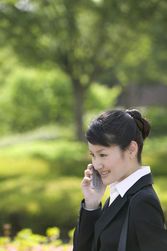 东方人,一个人,商务人士,商务女性,站,笑,打电话,微笑,露齿笑,竖图,室外,白天,正面,植物,电话,手机,亚洲,仅一个年轻女性,仅一个女性,仅一个人,套装,朦胧,模糊,拿,拿着,注视,黄种人,通讯设备,树,树木,绿色,黑色,自然,观察,看,站着,生长,成长,观看,察看,关注,商务装,工薪阶层,交流,年轻女性,女人,女性,亚洲人,长发,白领,上班族,沟通,通话,站立,半身,彩图