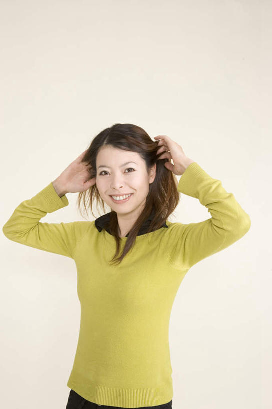 东方人,一个人,站,摸,竖图,室内,白天,白色背景,正面,毛衣,亚洲,仅一个年轻女性,仅一个女性,仅一个人,抚摸,墙,注视,黄种人,墙壁,墙面,绿色,黑色,观察,看,站着,摄影,影棚,观看,察看,关注,年轻女性,女人,女性,亚洲人,长发,触摸,接触,站立,半身,彩图,影棚拍摄,绒衣,套衫,套头毛衣,线衣,拍摄